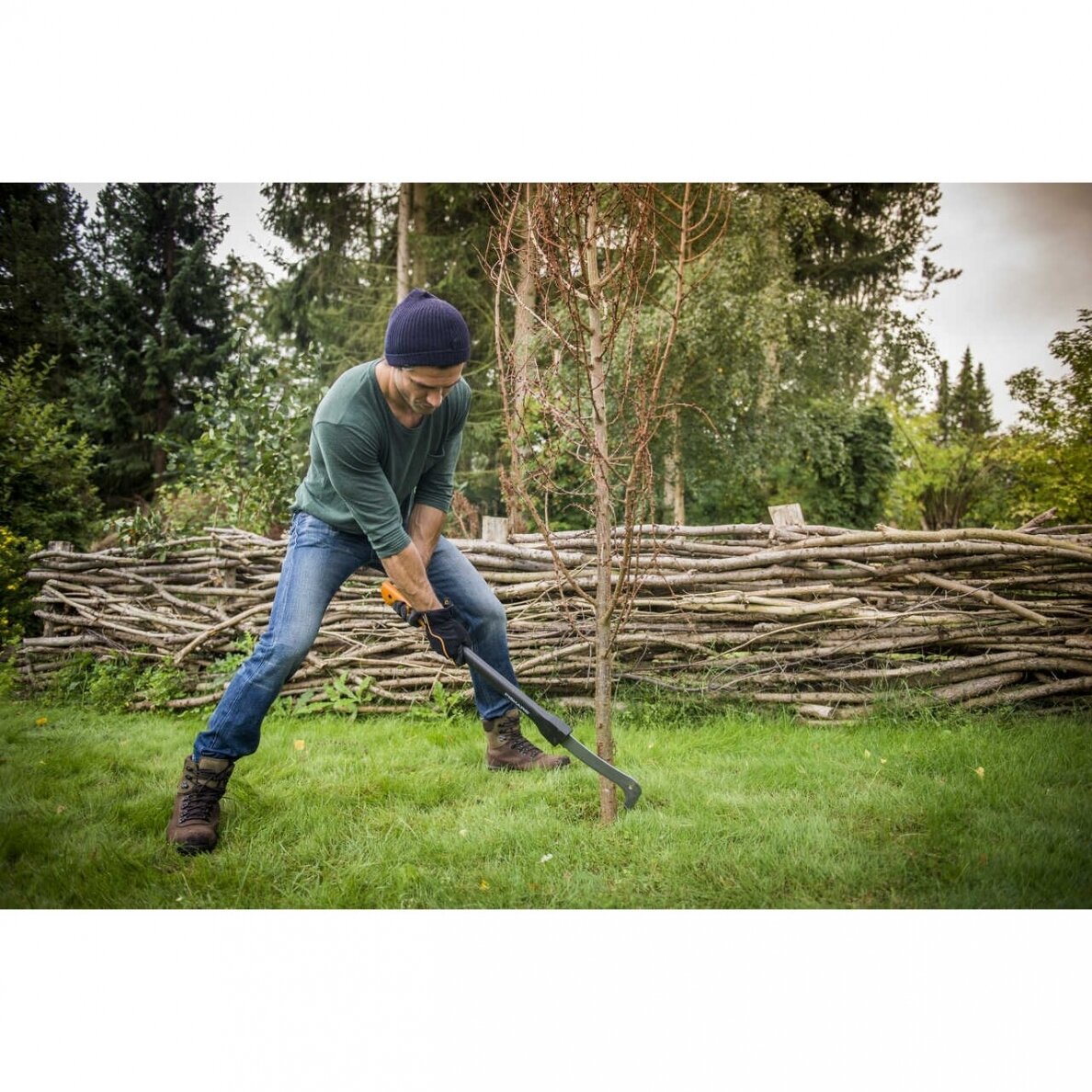 Fiskars kardas krūmams ilgu kotu XA23 3 Fiskars kardas krūmams ilgu kotu XA23 3