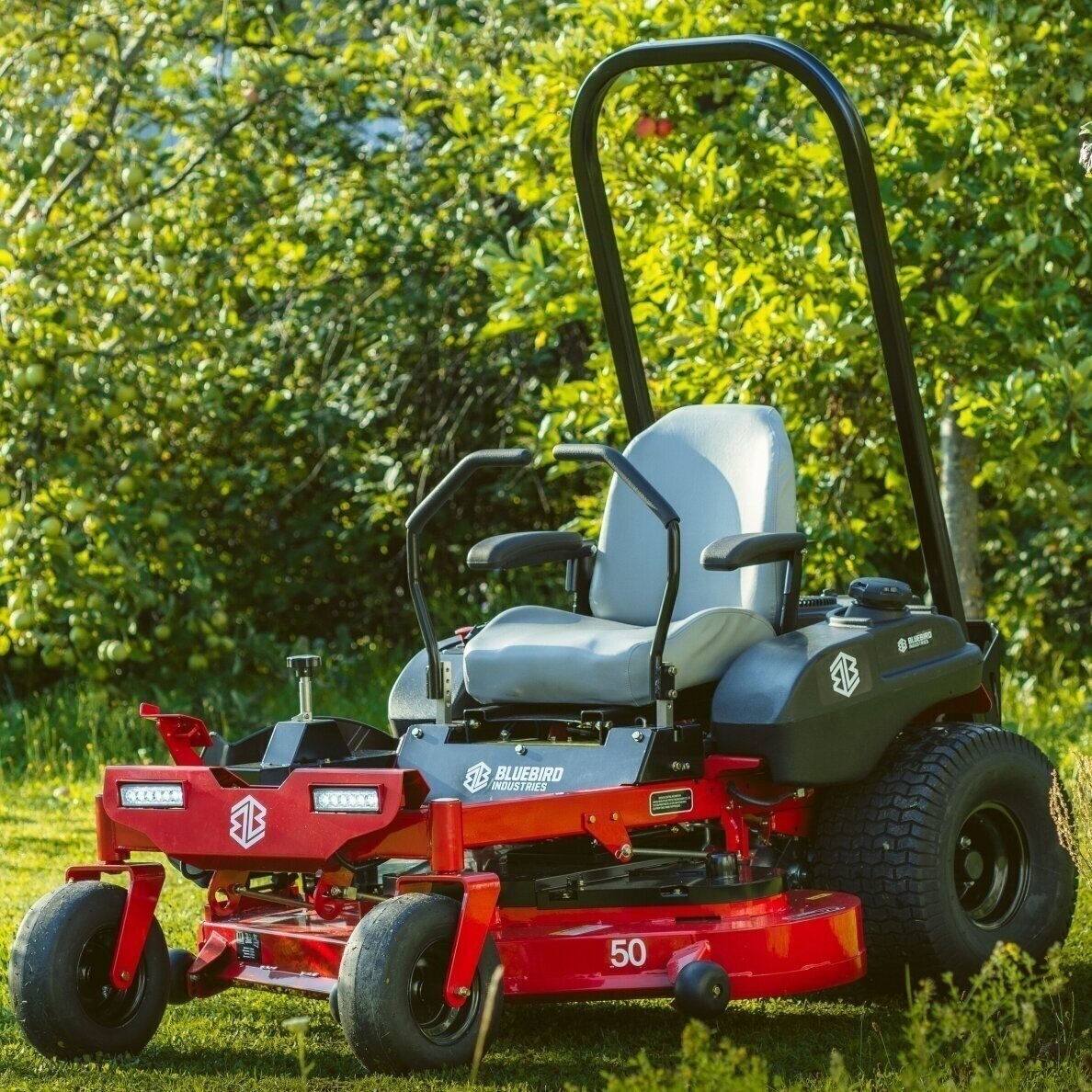 Nulinio apsisukimo traktoriukas Blue Bird ZTR 50 L PRO 2 Nulinio apsisukimo traktoriukas Blue Bird ZTR 50 L PRO 2