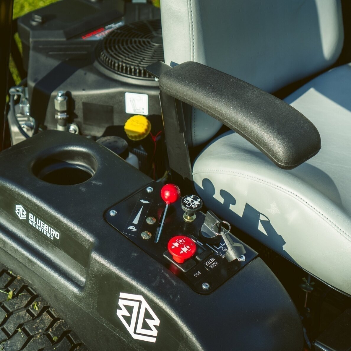 Nulinio apsisukimo traktoriukas Blue Bird ZTR 50 L PRO 3 Nulinio apsisukimo traktoriukas Blue Bird ZTR 50 L PRO 3